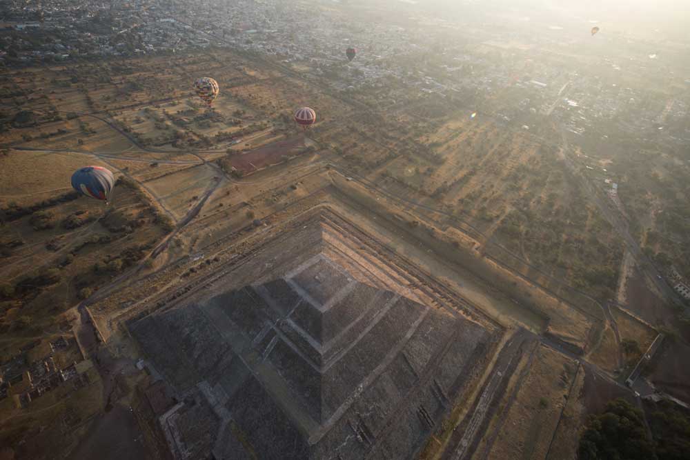 Under utflukten til Teotihuacán er det inkludert ballongferd over området.