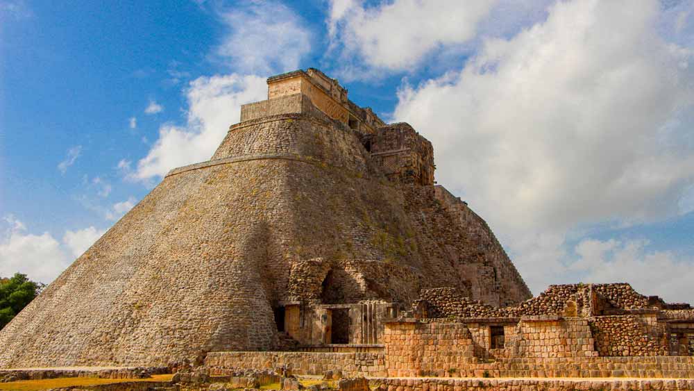 The Pyramid of the Magician i Uxmal. The Pyramid of the Magician i Uxmal.
