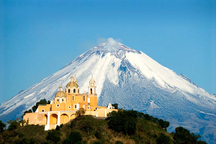 Majestetisk arkitektur og natur i Cholula.