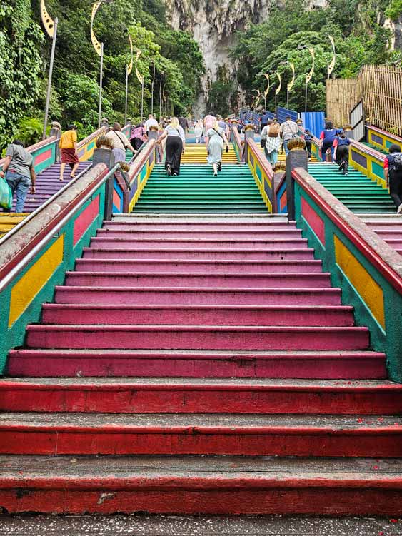Trappene opp til Batu Caves. Trappene opp til Batu Caves.