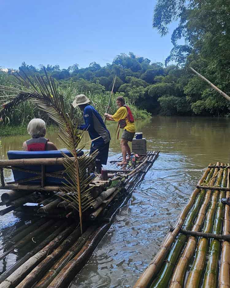 Jamaica har en variert topografi med fjell, regnskog og elver. Vi ble med på bambusrafting på Lethe River.