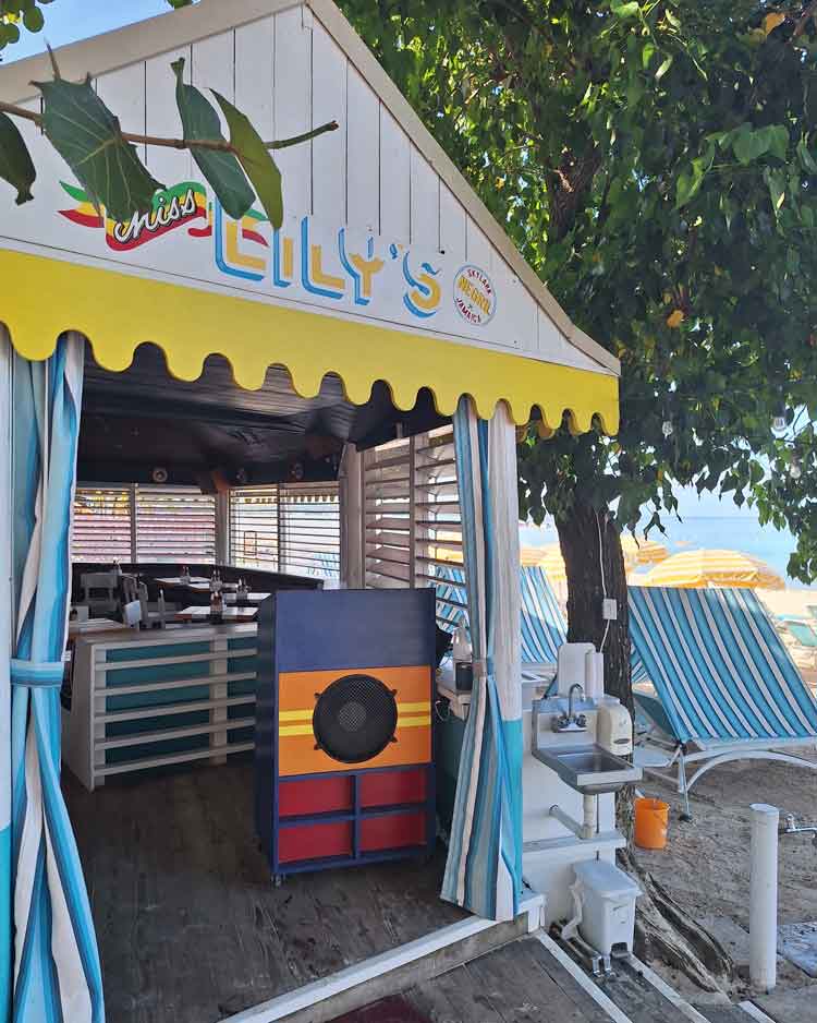 Hos Miss Lily’s får du autentisk jamaicansk mat og solmoden tropisk frukt.