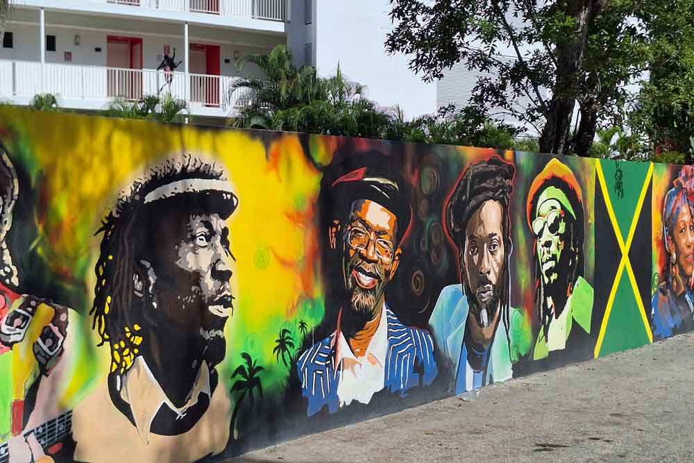 Reggae-kulturen både synes og høres langs Hip Strip.