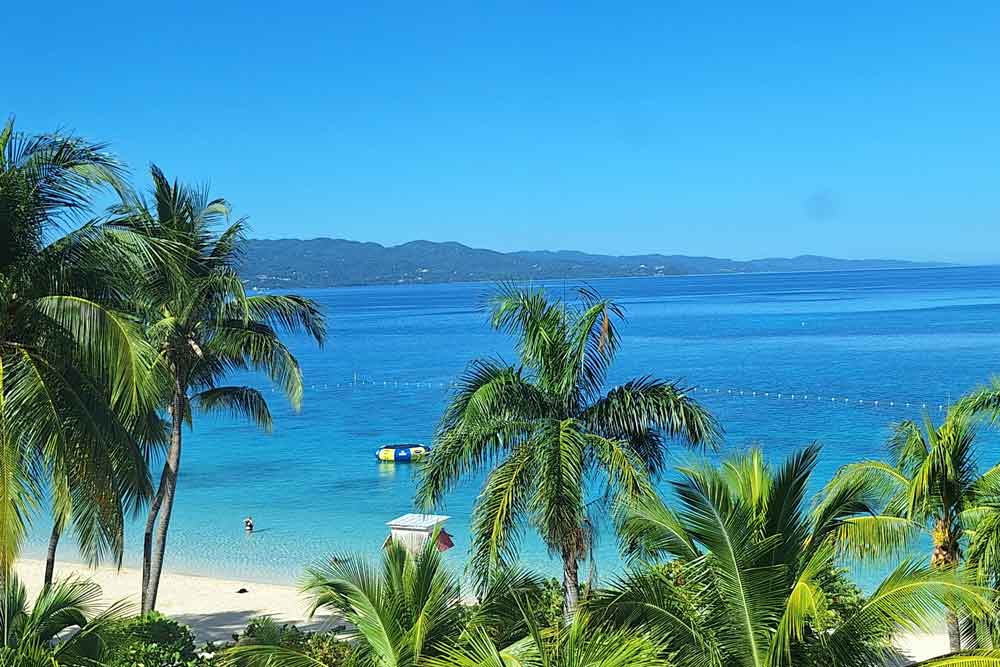 Utsikt fra takterrassen på S Hotel i Montego Bay.